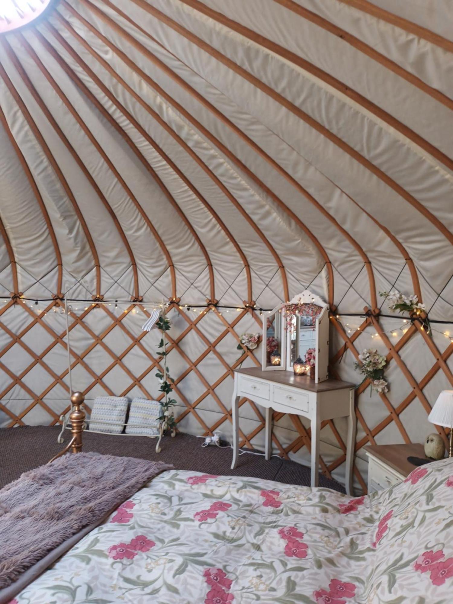 Gingerbread Cottage Yurts Dereham Exterior foto
